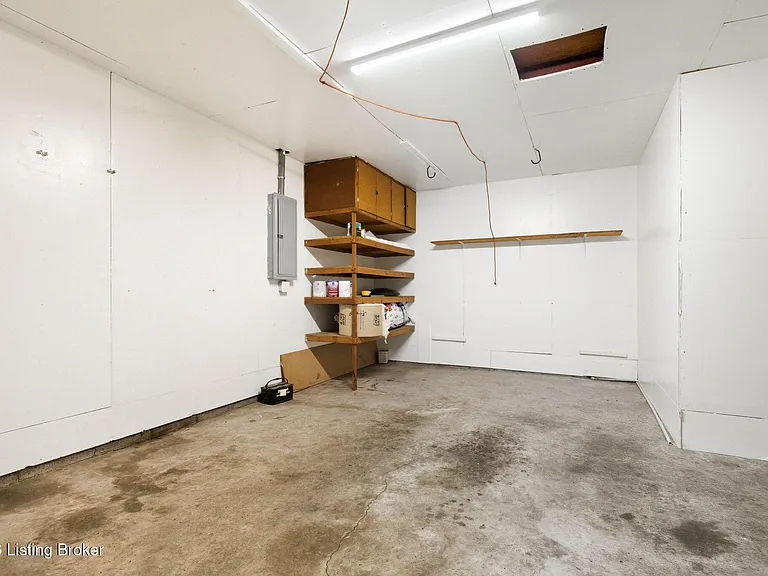 2403 Silverbrook Ave — Photo 32
