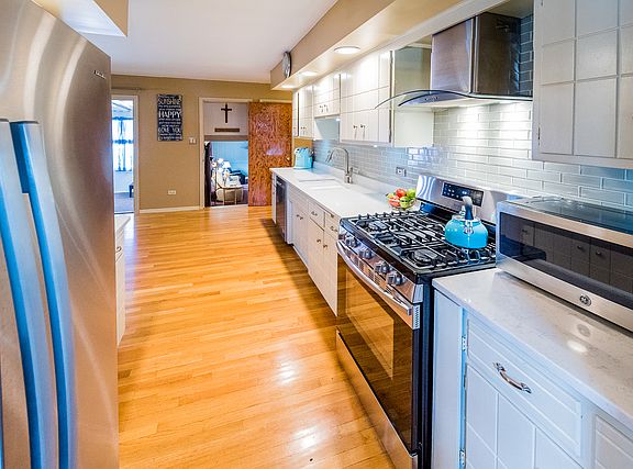 4th image of 15124 Primrose Ln
