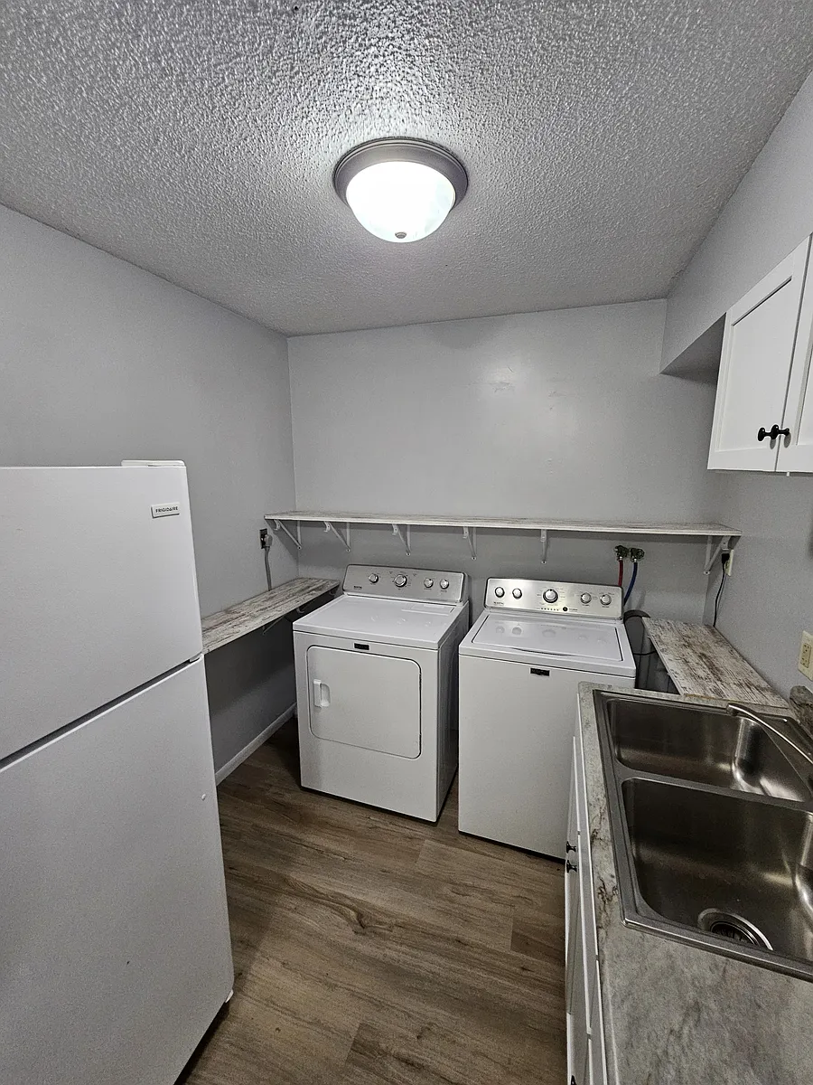 Building Photo - 1112 Oakview Dr #9