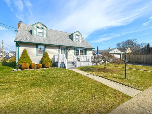 120 E Zoranne Drive, Farmingdale, NY 11735