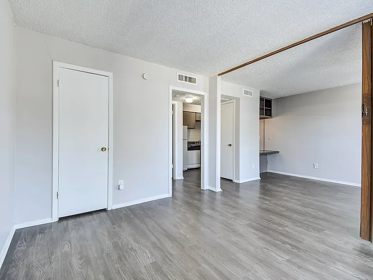 Oak Park Apartments — Photo 12