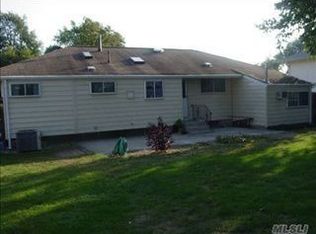 5 Reed Dr, Deer Park, NY 11729