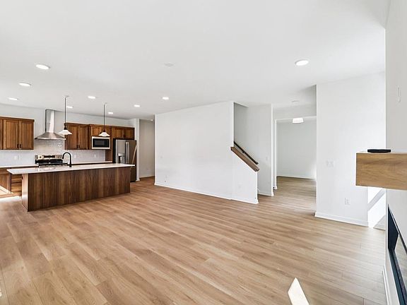 4th image of 6668 Redpoll Road