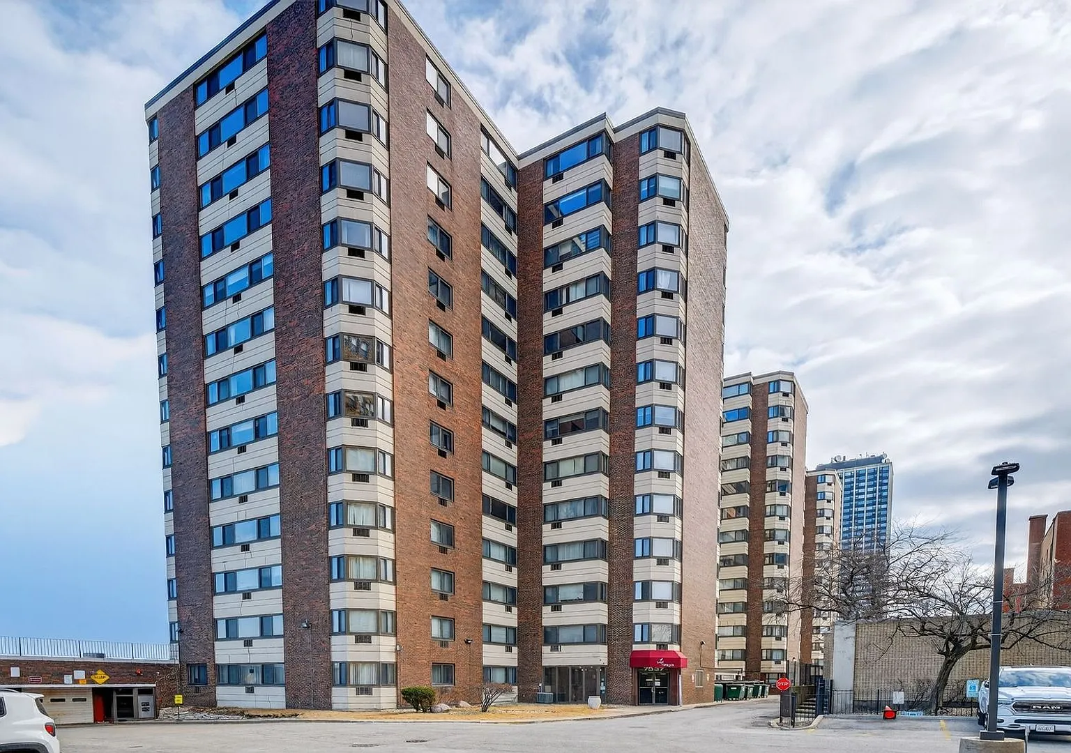 No Move-In Fee / No Deposit (Based On Credit) Lakefront Studio High-Rise Heat & Water Included! — Photo 2