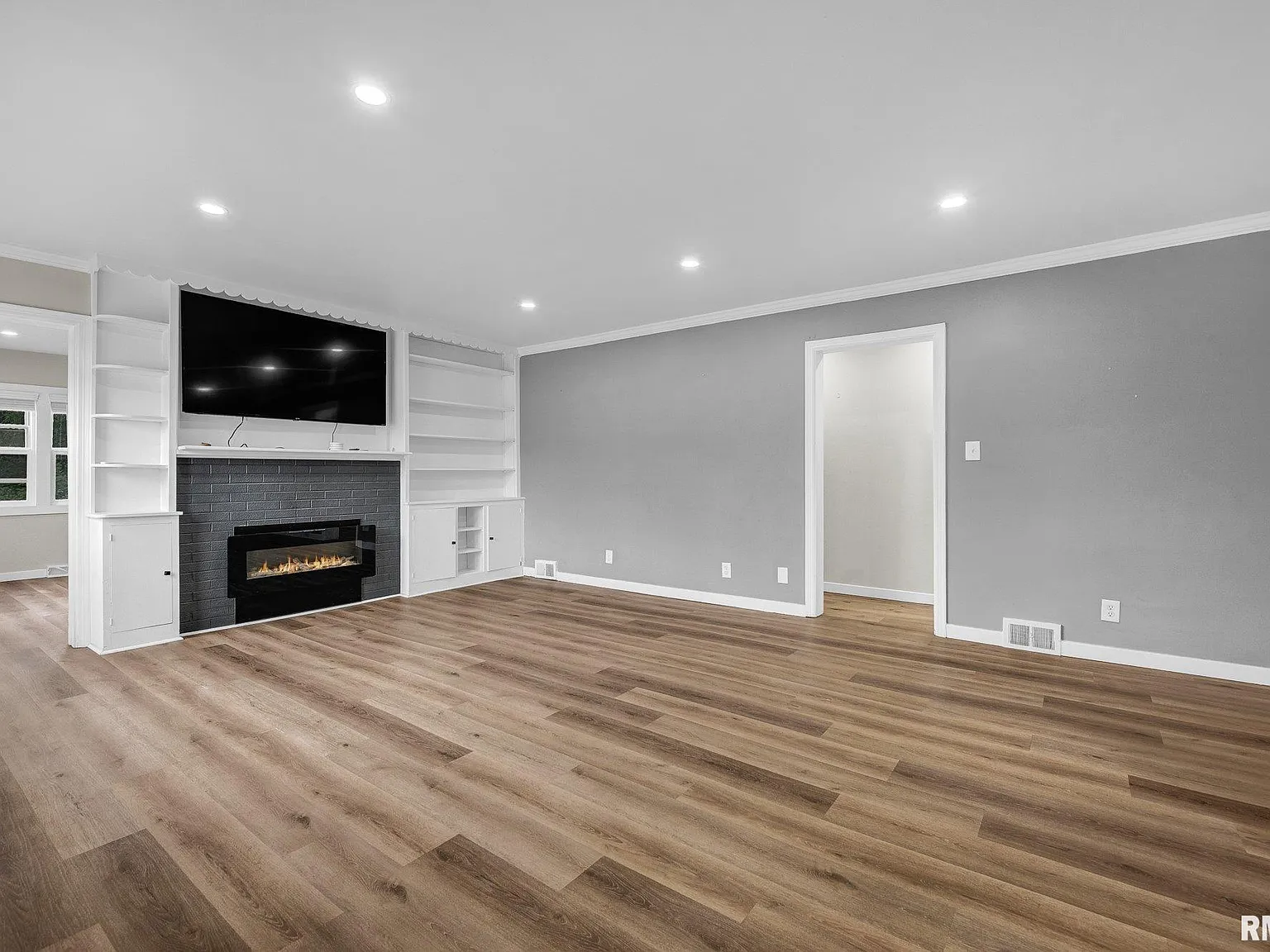 3 bed, 1.0 bath, 1287 sqft, $2,000 — Photo 2
