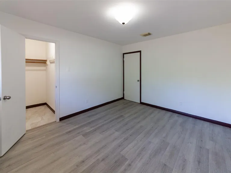 8826 Roos Rd — Photo 32