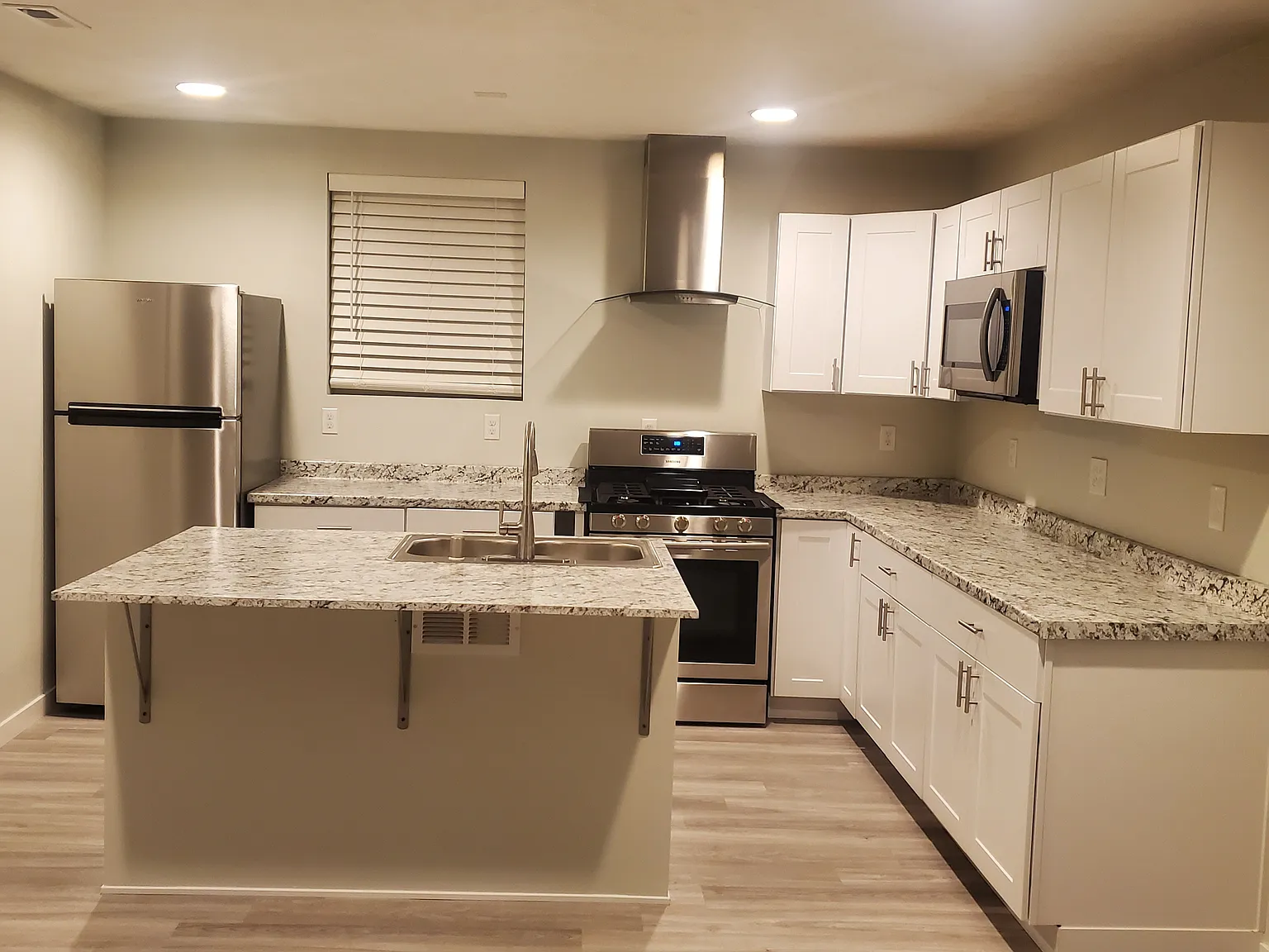 2 bed, 900 sqft, $1,900 — Photo 1