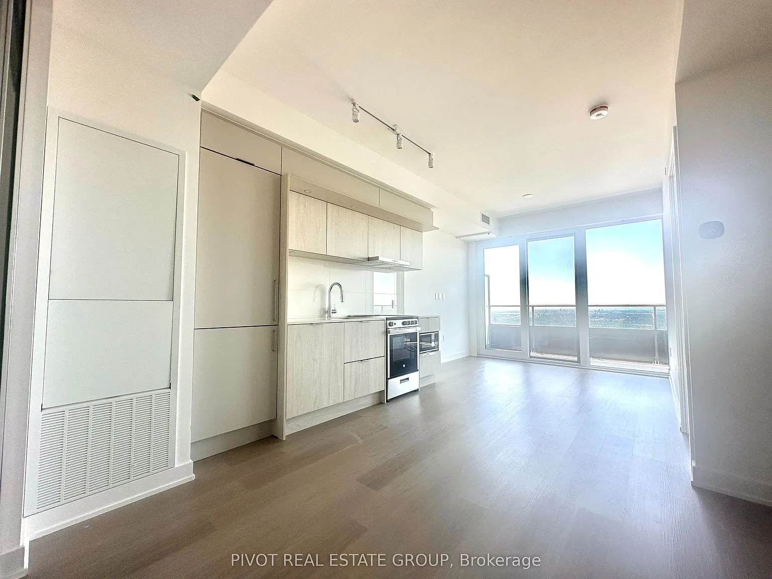 448 Burnhamthorpe Rd W — Photo 1
