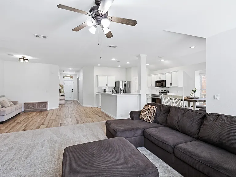 1002 Zachary Dr — Photo 3