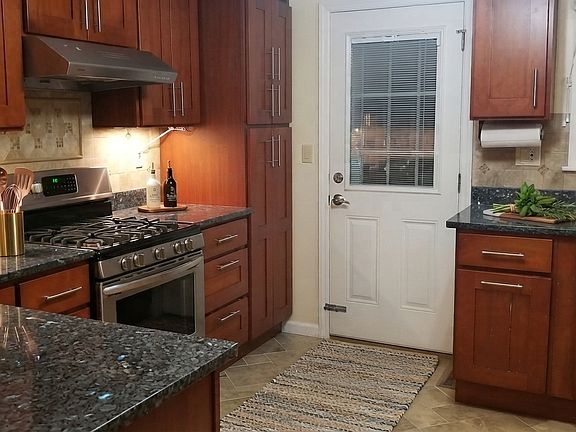 Kitchen
(virtually staged)