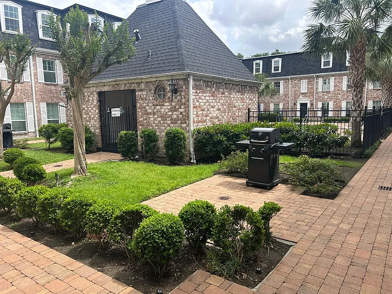 359 N Post Oak Ln #121 — Photo 3