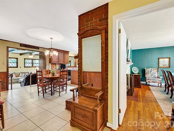 5th image of 827 23rd Ave NE