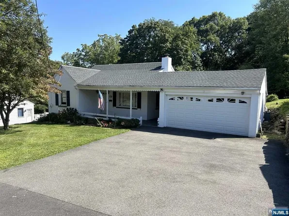32 Overlook Ave, North Haledon, NJ 07508