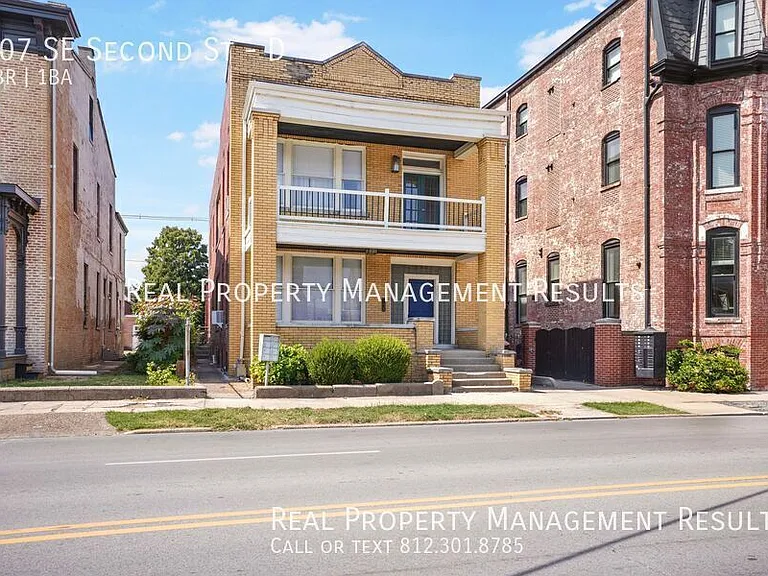 307 SE 2nd St #D — Photo 1