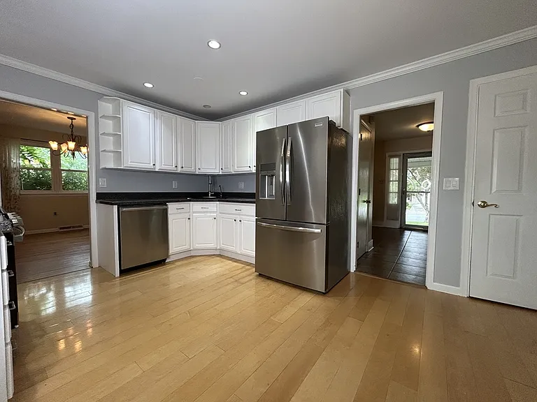 217 Vassar Dr — Photo 5