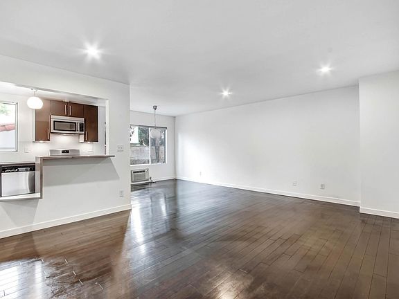 5th image of 8421 Clinton St #104
