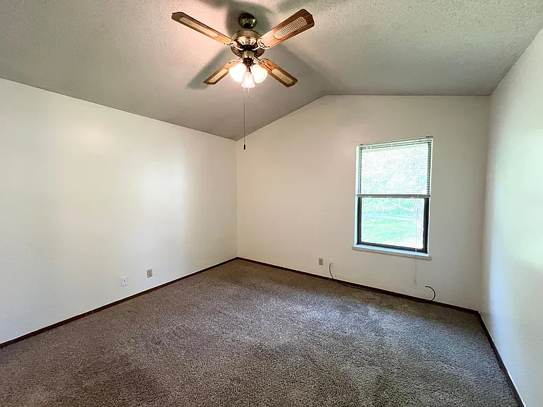 Oakridge Apartments — Photo 42