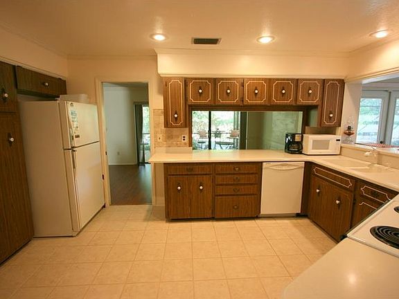 5th image of 201 Stonebridge Dr