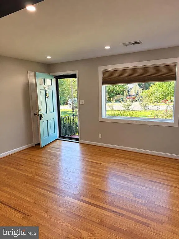 3 bed, 2.0 bath, 1320 sqft, $3,200 — Photo 4