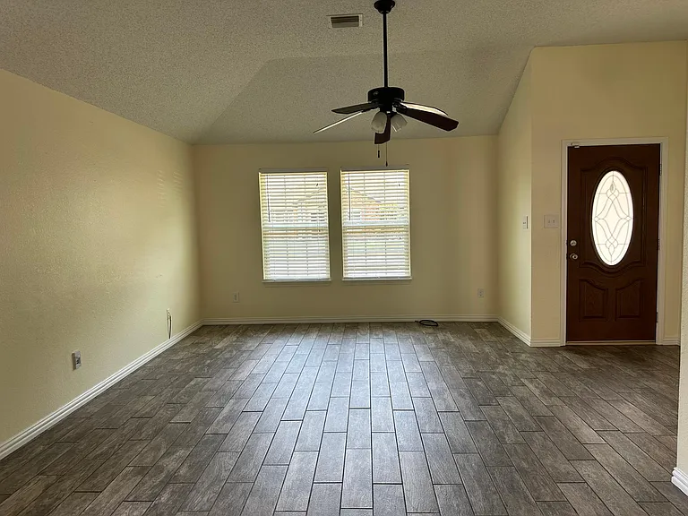 4144 Clary Dr — Photo 4