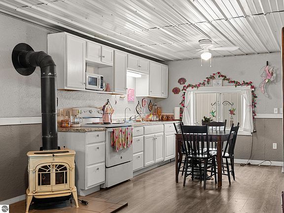 4th image of 311 Roberts St