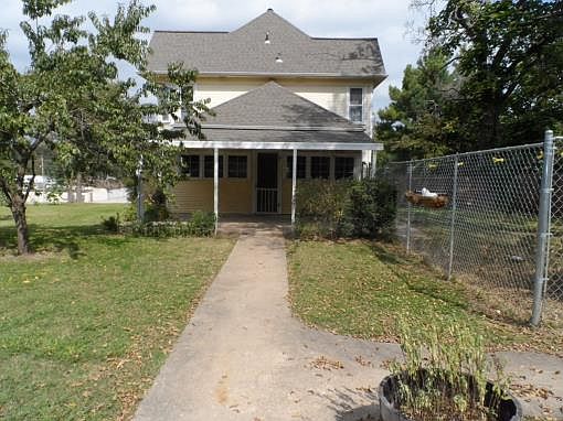 3rd image of 608 E Twin Springs St