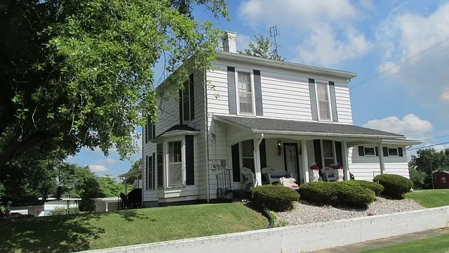 1108 E Poplar St photo 1