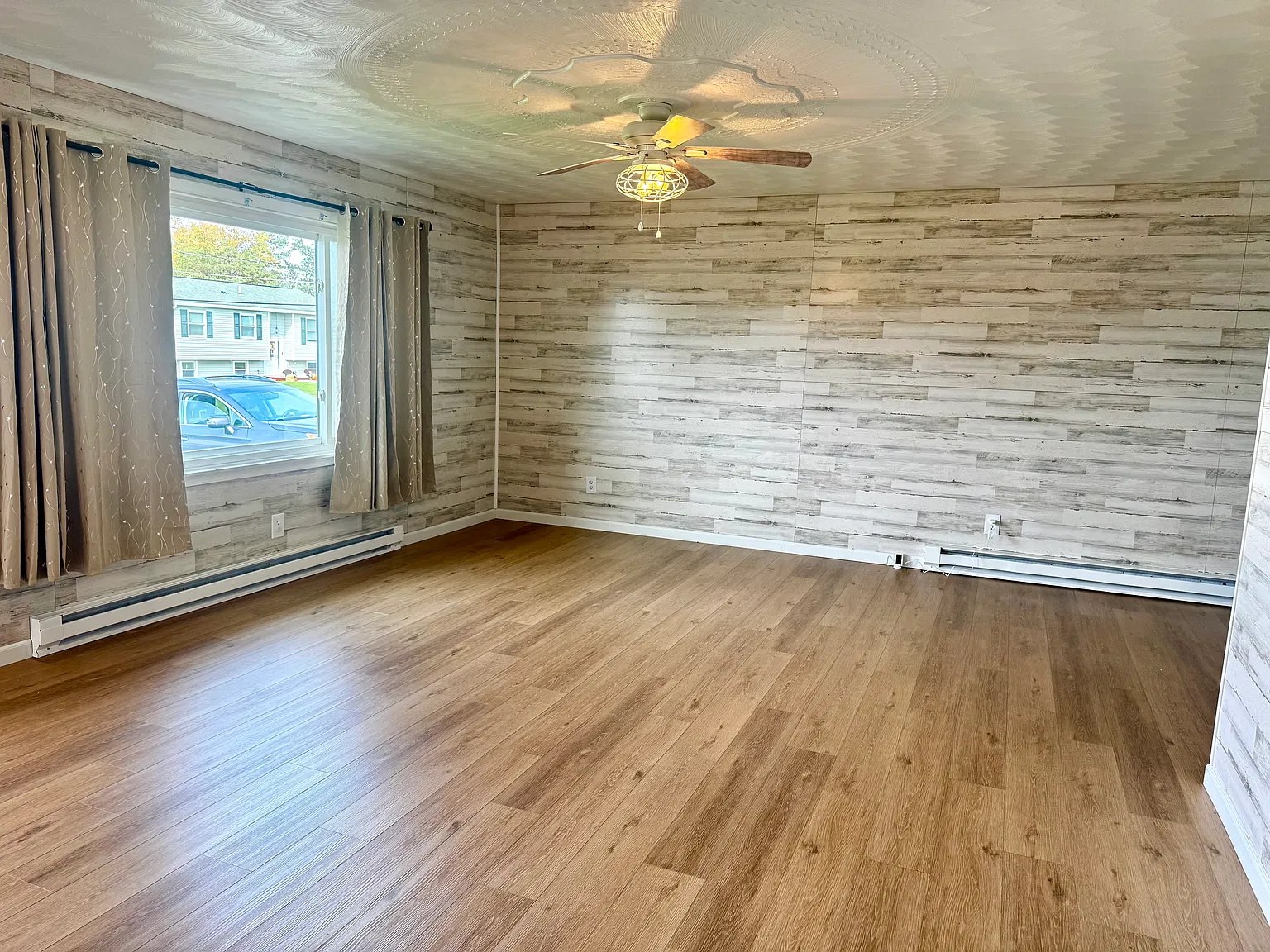 3 bed, 1555 sqft, $2,400 — Photo 3