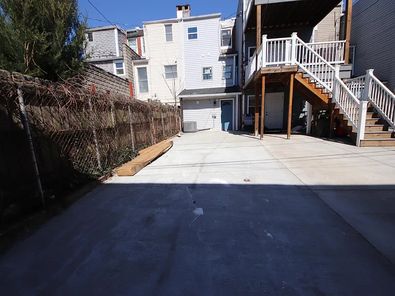 319 W 30th St — Photo 19
