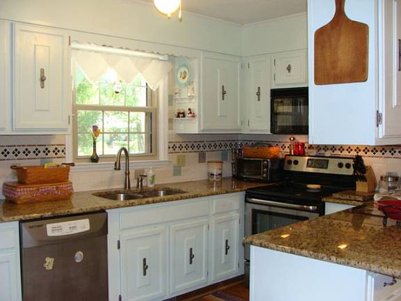 Kitchen w/Granite