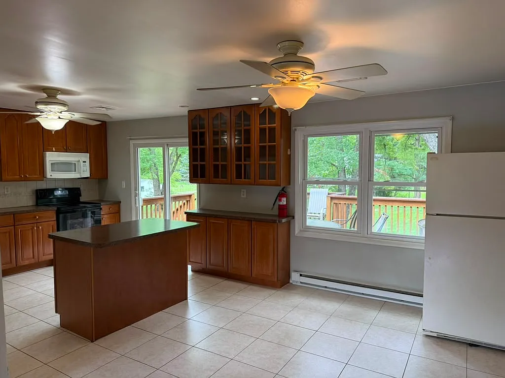 4 bed, 1906 sqft, $3,600 — Photo 3