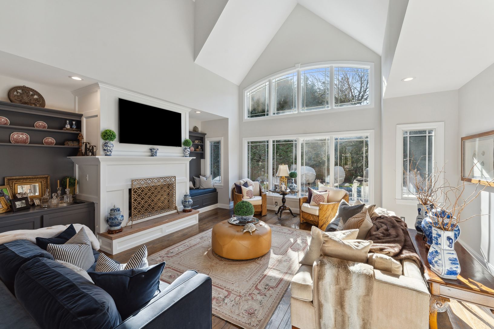  Double height living room 