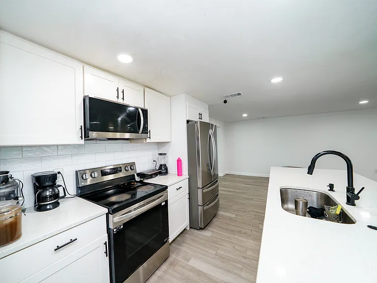 1160 Tarpon Ave — Photo 8