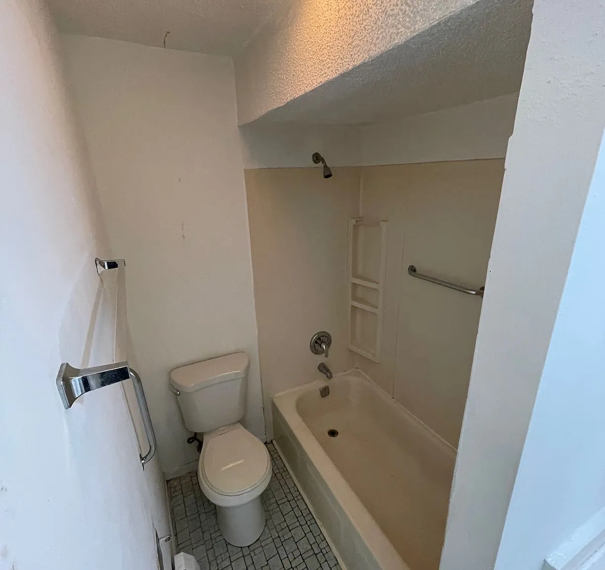 2200 Lewis Ave — Photo 2