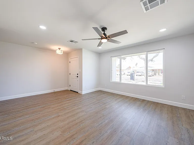11202 N 43rd Dr — Photo 5