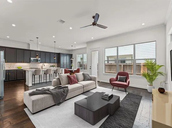 8818 Hollywood Garden Ln, Houston, TX 77080
