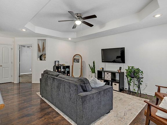 3rd image of 1039 E Caravan Street