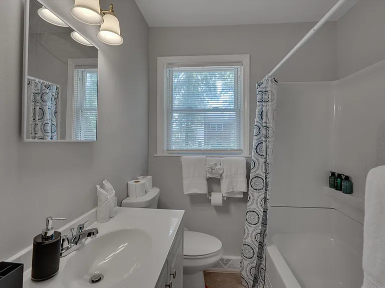 815 W Markham Ave #B — Photo 20