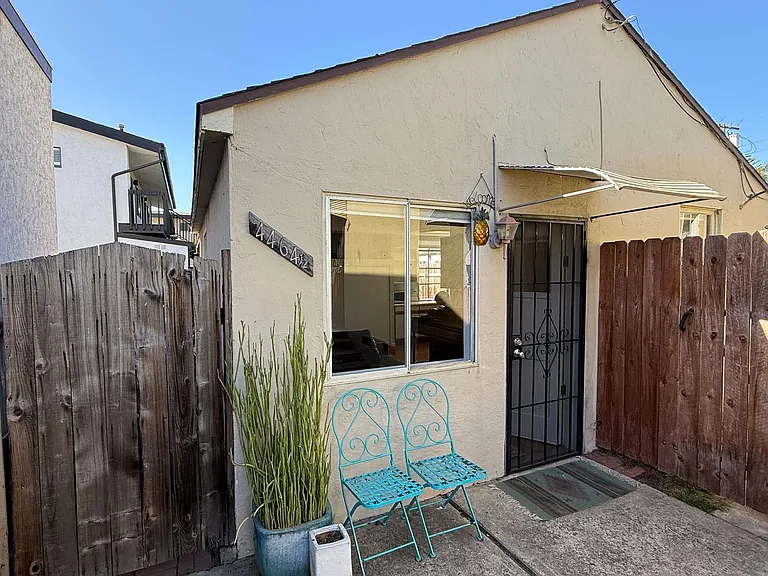 4464 1/2 Figueroa Blvd — Photo 13