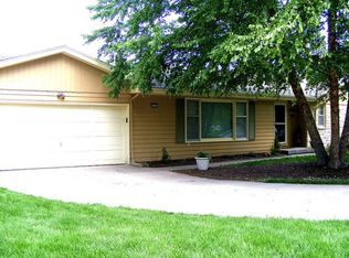 9832 Seward St, Omaha, NE 68114