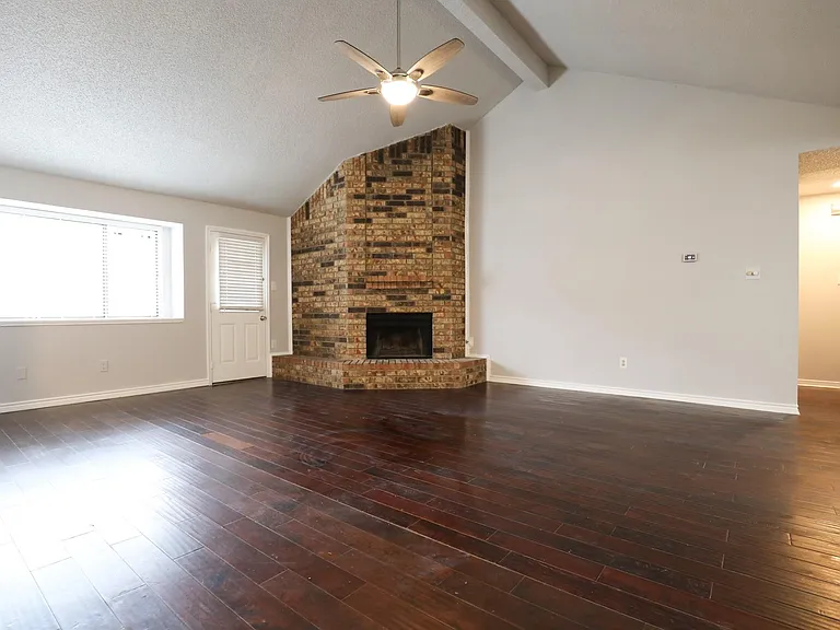 1816 Chatham Dr — Photo 3