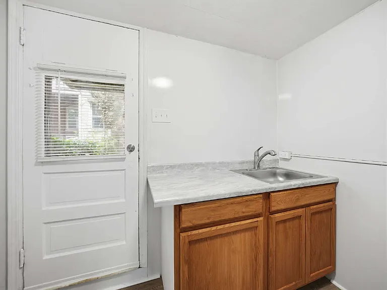 430R N Locust St — Photo 8