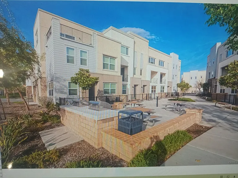 686 Heritage Ln — Photo 4