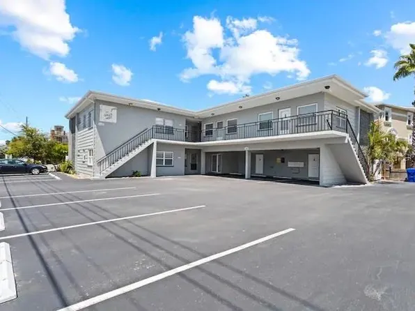 11701 1st St E APT 5, Treasure Island, FL 33706