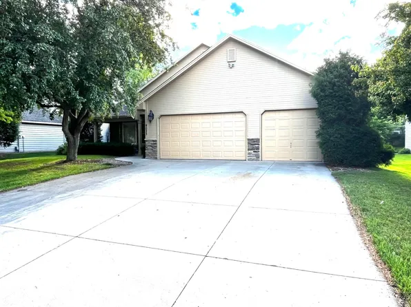 9023 Nantwick Rdg, Minneapolis, MN 55443