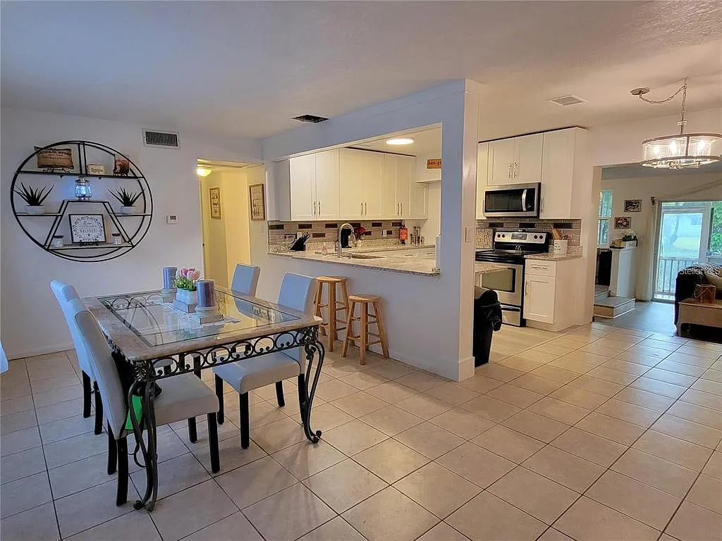 4 bed, 1.5 bath, 1598 sqft, $1,995 — Photo 4