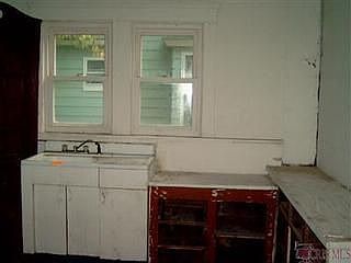 4th image of 943 Raymond St