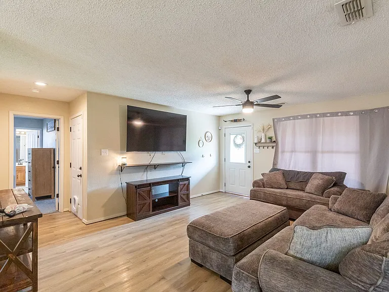 3818 Wake Forest Ln — Photo 6