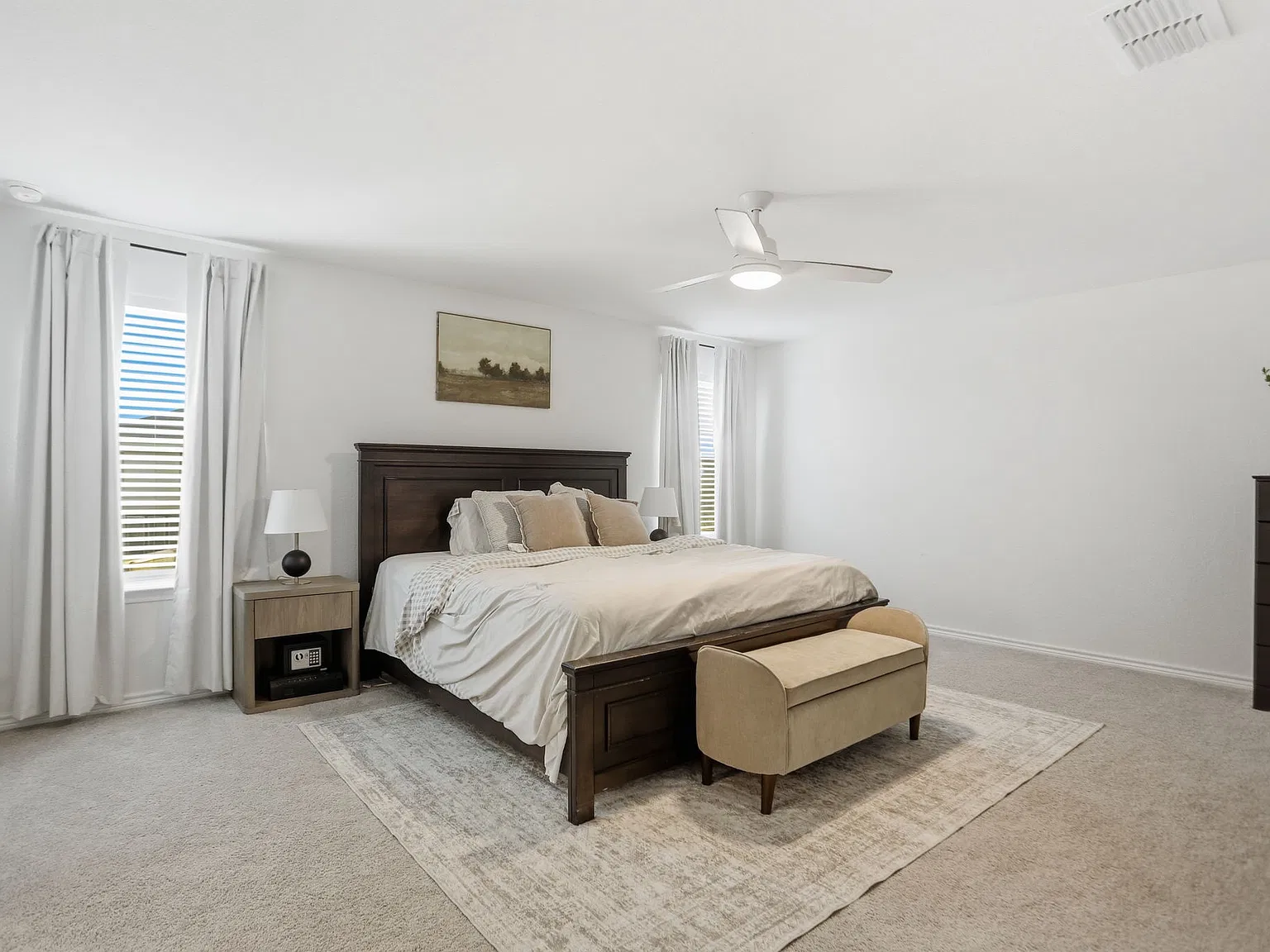 4 bed, 2.5 bath, 2705 sqft, $2,300 — Photo 4