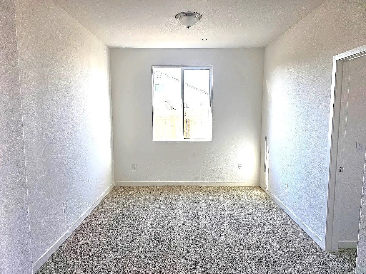 4 bed, 2.0 bath, 2018 sqft, $2,425 — Photo 4